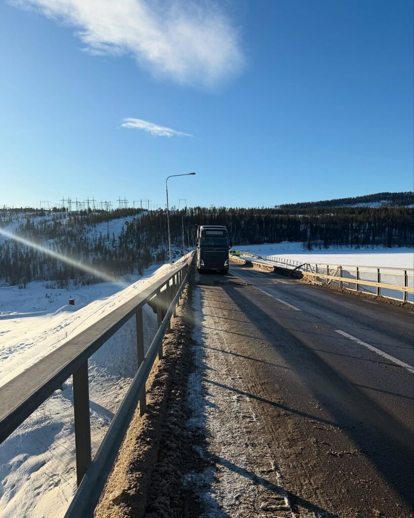 Inspektion för en tung transport över damm bron i Porja @ramuddensverige @afry_sverige @svenskahojdliftar